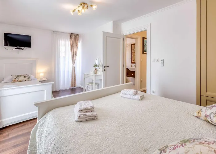 Frana Villa *