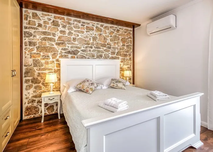 Frana Villa *