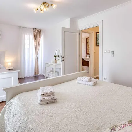 Frana Villa *