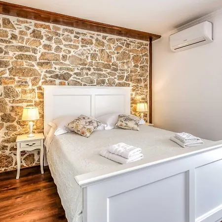Frana Villa *